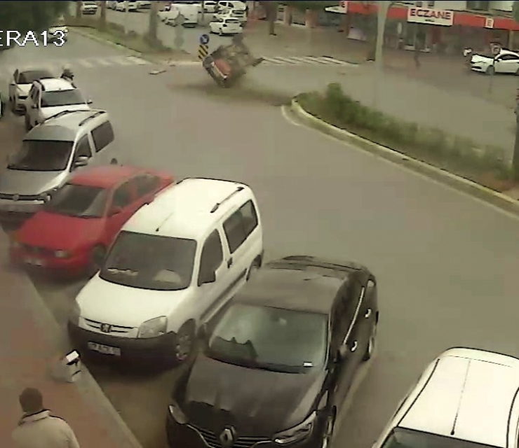 Takla Atan Araçtan Burunları Bile Kanamadan Çıktılar