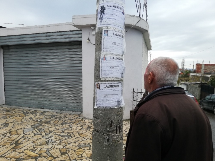 Arnavutluk’ta Depremde Ölenlerin Fotoğrafları Direklere Asılarak Duyuruluyor