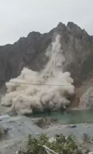 Artvin’de Heyelan Anı Kameraya Yansıdı