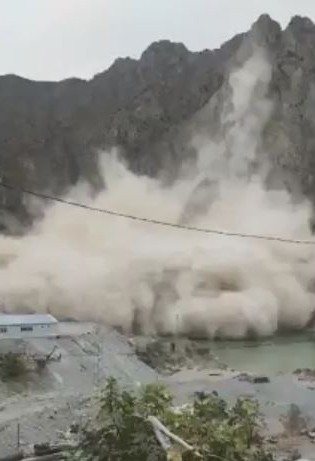 Artvin’de Heyelan Anı Kameraya Yansıdı