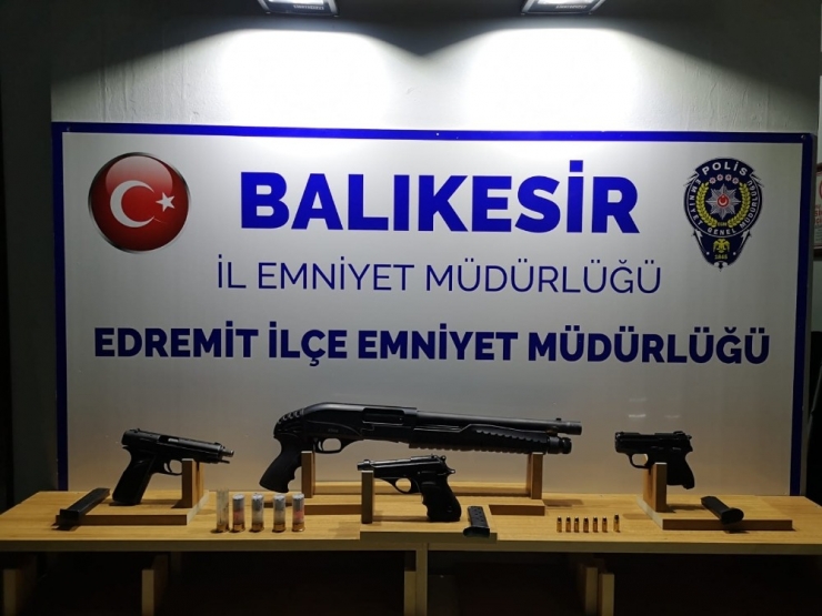 Balıkesir’de Polis 8 Silah Ele Geçirdi