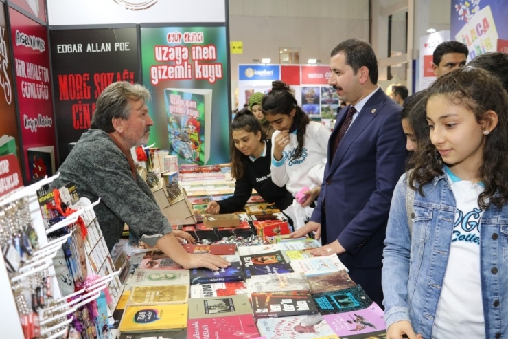 Baydilli Kitap Fuarını Ziyaret Etti