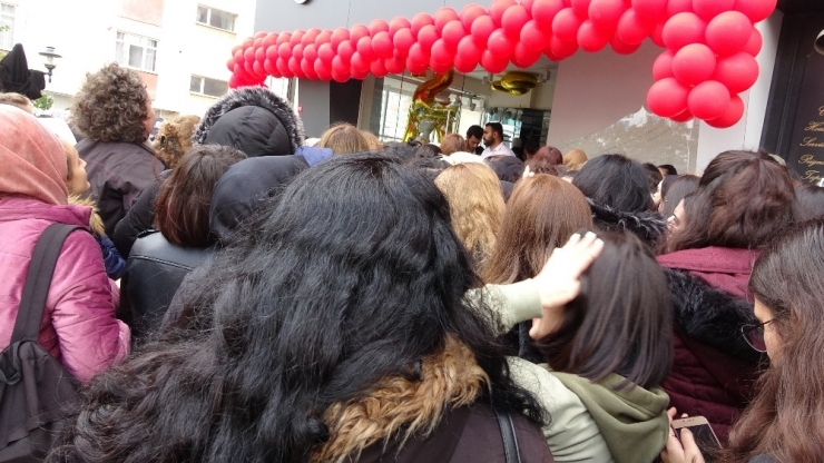 Alışveriş Çılgınlığı Olaylı Bitti: 3 Yaralı