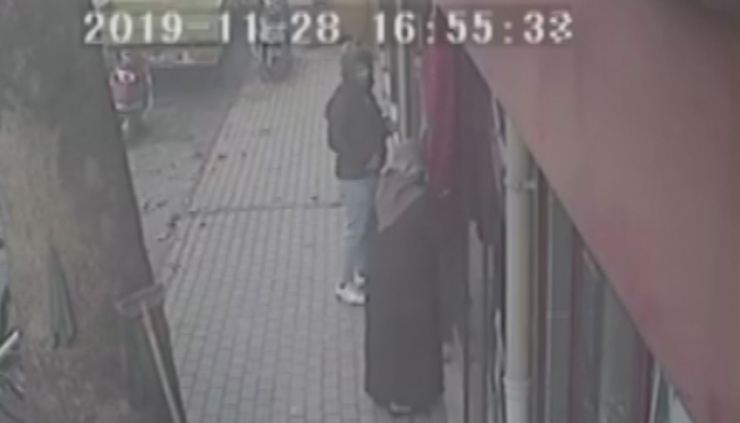 Yaşlı Kadının Bayrak Sevgisi Herkesi Duygulandırdı