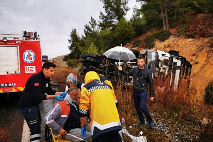 Devrilen Mikser Sürücüsüne Yardım Etmek İsterken Canlarından Oluyorlardı