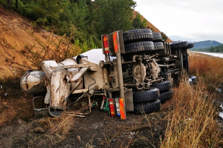 Devrilen Mikser Sürücüsüne Yardım Etmek İsterken Canlarından Oluyorlardı