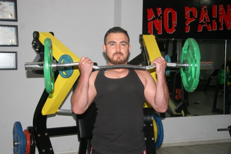 Sakat Bırakan Tomruk Onu Türkiye Halter Şampiyonu Yaptı