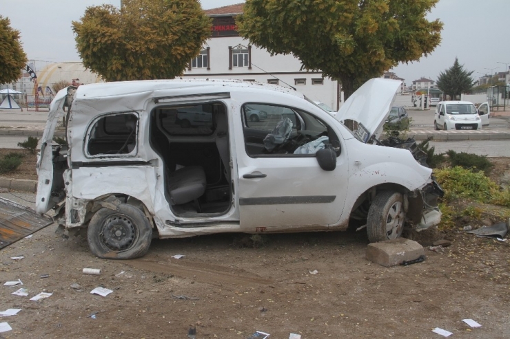 Elazığ’da Midibüs İle Ticari Araç Çarpıştı: 1 Yaralı