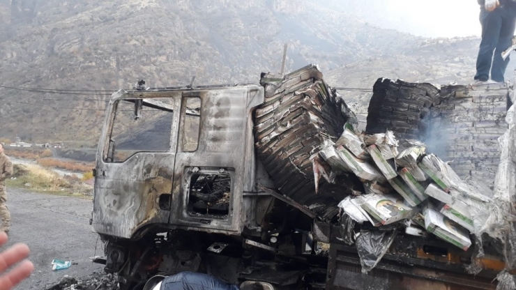 Kırtasiye Malzemesi Yüklü Tır Alev Alev Yandı