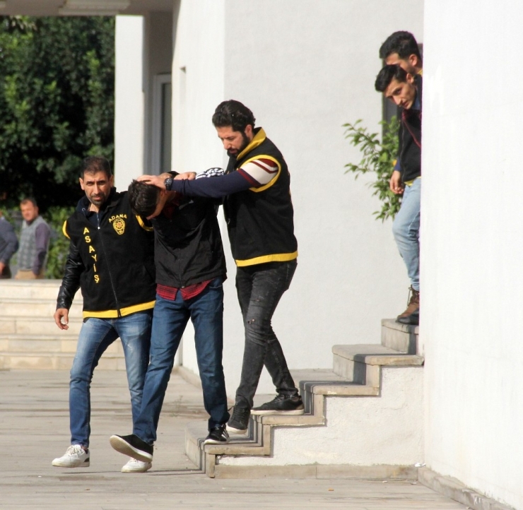 Sevgilisini Görebilmek İçin Akıllı Telefon Gasp Etmiş