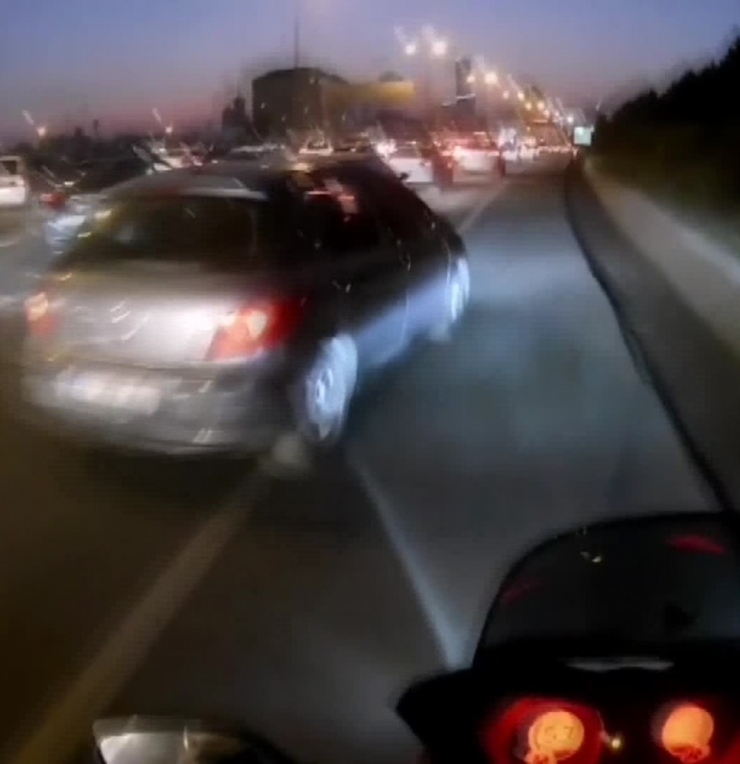 İstanbul’da Motosikletliler, Üzerilerine Direksiyonu Kıran Sürücülere Sert Tepki Gösterdi