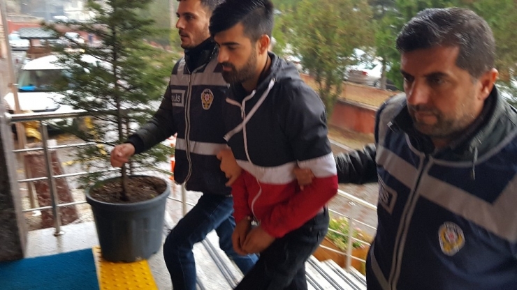 Oto Fareleri Kıskıvrak Yakalandı