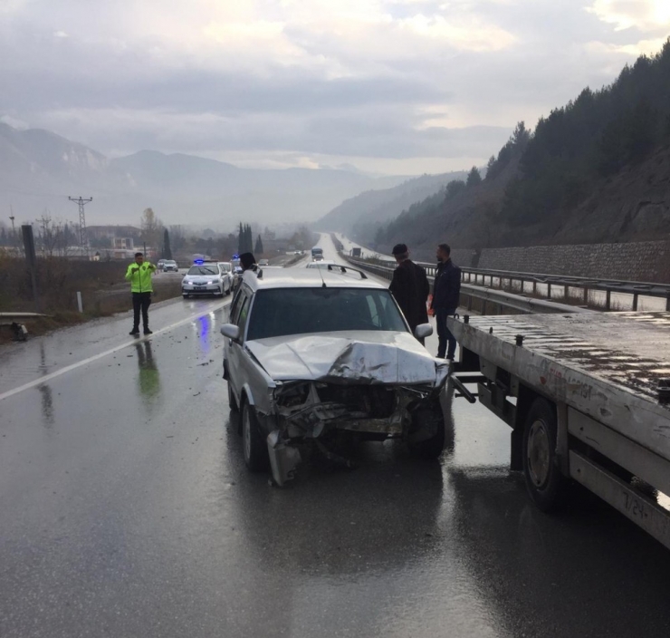 Sürücü Kursu Aracına Arkadan Çarptı: 2 Yaralı