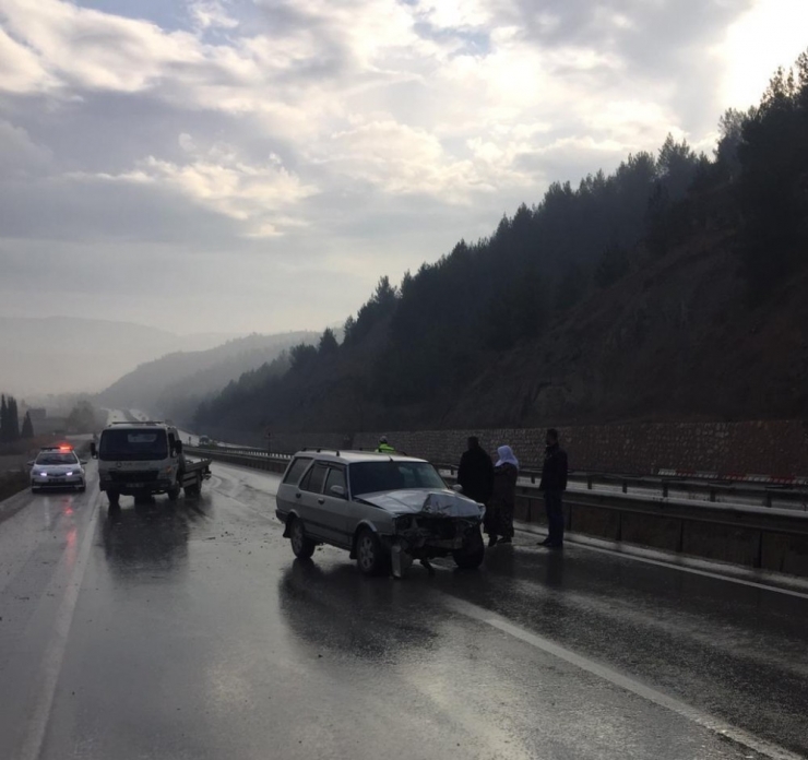 Sürücü Kursu Aracına Arkadan Çarptı: 2 Yaralı