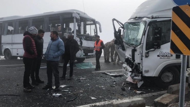 Sarıkamış’ta Zincirleme Trafik Kazası: 20 Yaralı