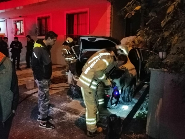 Kartal’da Park Halindeki Otomobil Yanarak Küle Döndü
