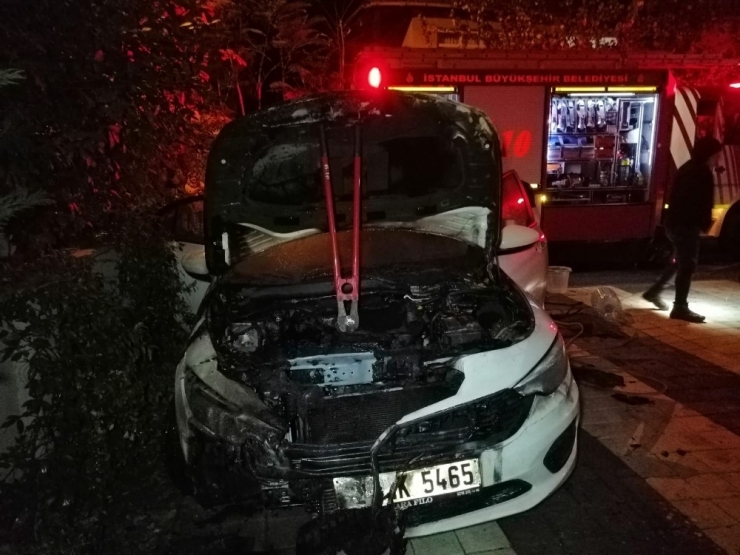 Kartal’da Park Halindeki Otomobil Yanarak Küle Döndü