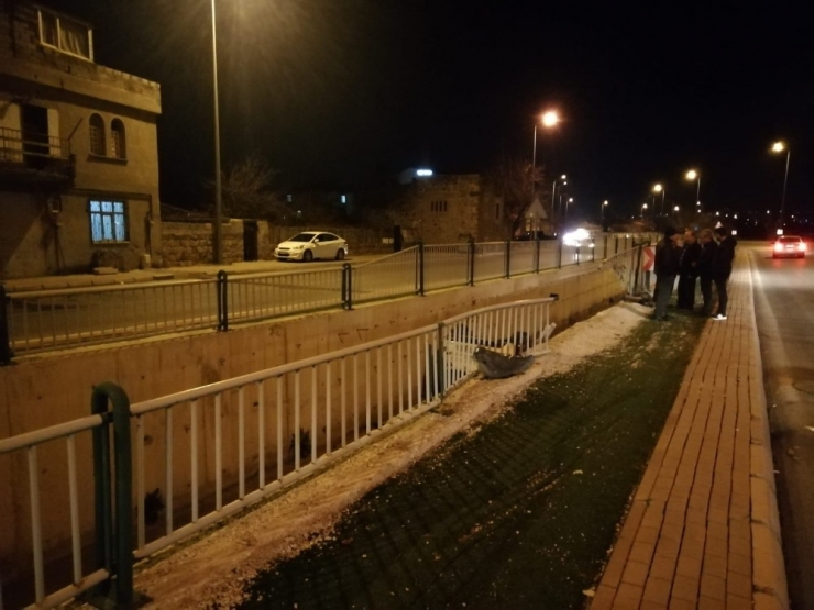 Otomobil Kanala Uçtu: 1 Yaralı