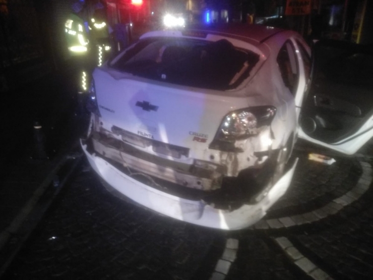 Dikkatsiz Sürücü, Şehir Polis Kamerasının Bulunduğu Direği Yıktı