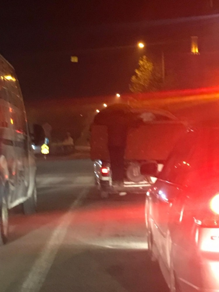 Eşya Yüklü Kamyonette Tehlikeli Yolculuk