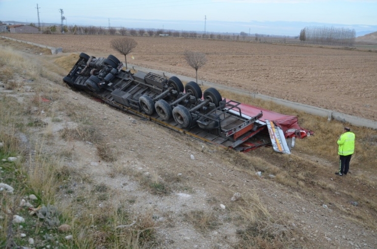Kontrolden Çıkan Tır Şarampole Yuvarlandı: 1 Yaralı