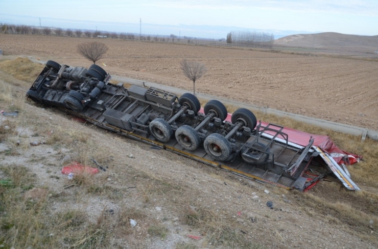 Kontrolden Çıkan Tır Şarampole Yuvarlandı: 1 Yaralı