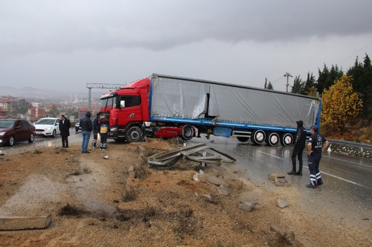 Kontrolden Çıkan Tır Bariyer İle Refüj Arasına Sıkıştı