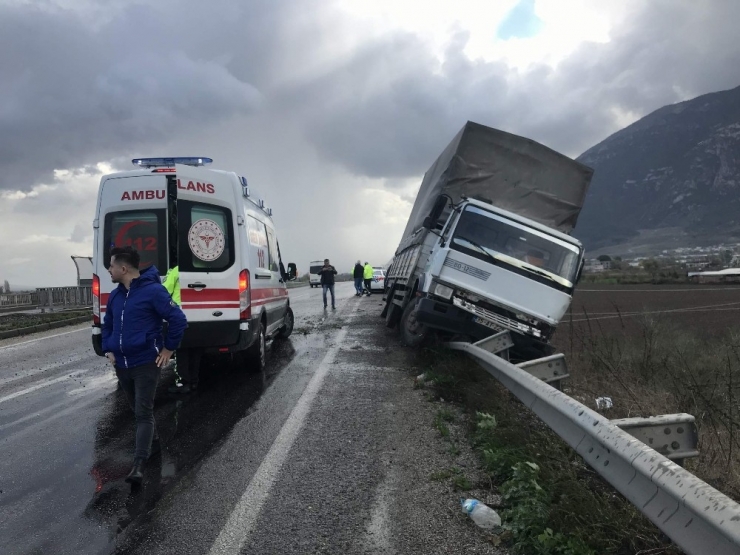 Kontrolden Çıkan Kamyonet Karşı Şeride Geçti: 1 Yaralı