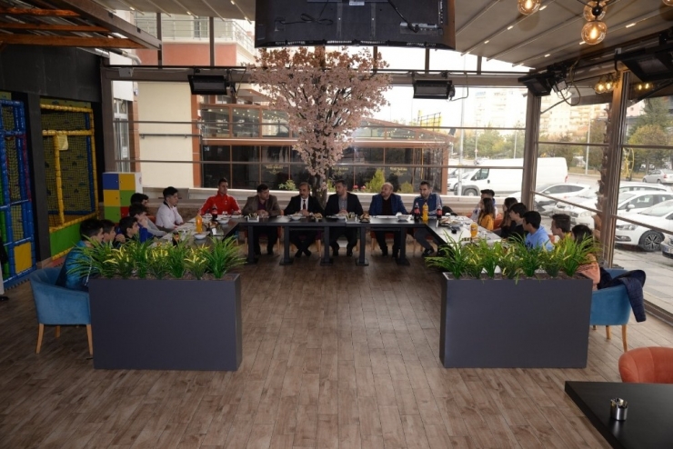 Başkan Ertuğrul Çetin, Şampiyonlarla Buluştu