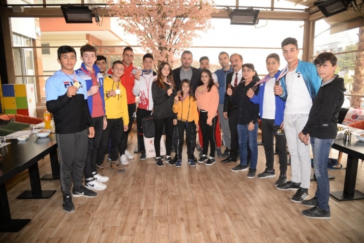 Başkan Ertuğrul Çetin, Şampiyonlarla Buluştu