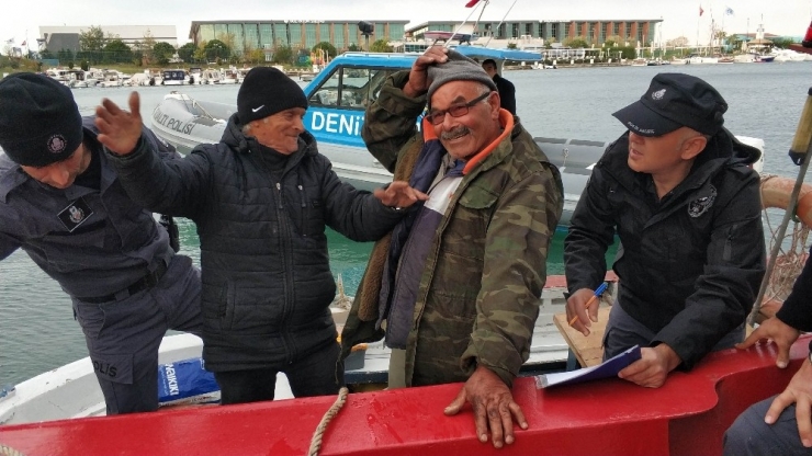 Denizde Mahsur Kalan Balıkçıları Polis Kurtardı