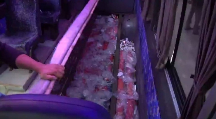 Minibüsün Zulasında 3 Bin 196 Paket Kaçak Sigara Ve 78 Şişe İçki Ele Geçti