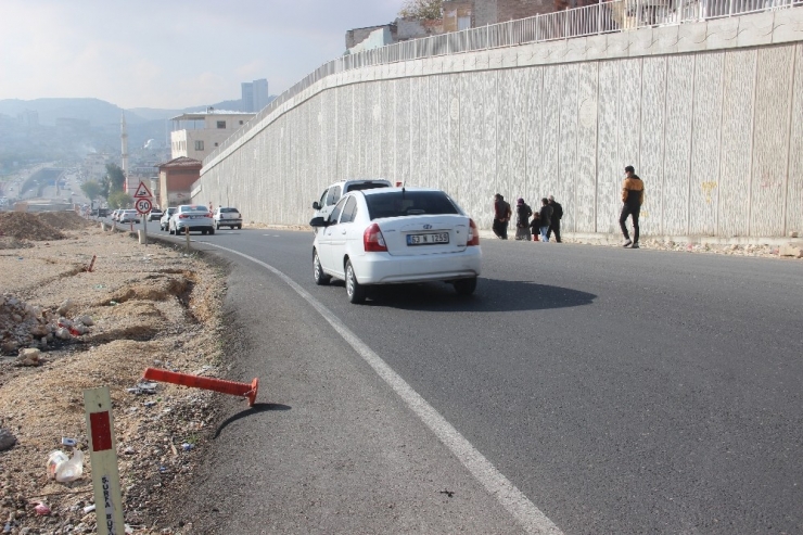 Seyir Halindeki Otomobilin Üzerine Parke Taşı Düştü