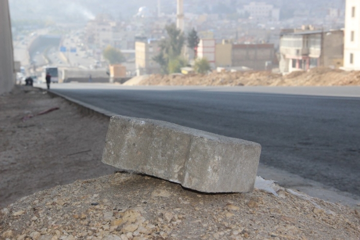 Seyir Halindeki Otomobilin Üzerine Parke Taşı Düştü