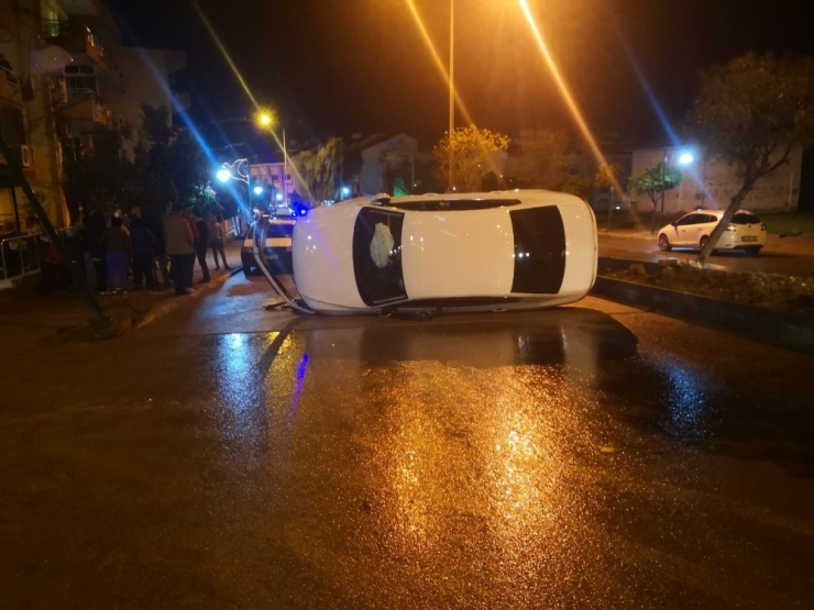 Kuşadası’nda Yağmurdan Dolayı Kayganlaşan Yolda Araç Ters Döndü
