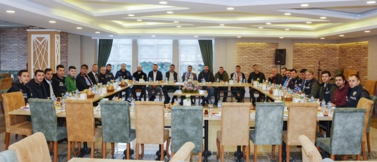 Trabzon Emniyet Müdürü Metin Alper, Galatasaray Maçı Öncesi Trabzonsporlu Taraftarlarla Buluştu