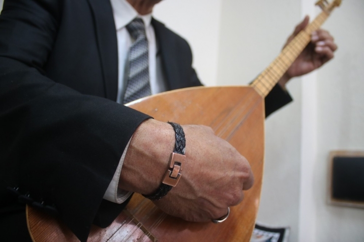 Görme Yetisini Yitirdi, Hayata Sazıyla Tutundu