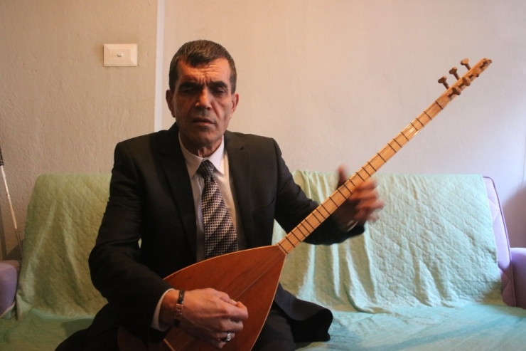 Görme Yetisini Yitirdi, Hayata Sazıyla Tutundu