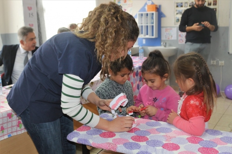 Vanlı Minik Öğrenciler Diş Hastalıkları Hakkında Bilgilendirildi