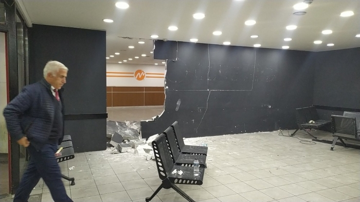 Esenler Otogarı’nda Akılalmaz Şekilde Örülen Duvarı Çekiçle Yıktı