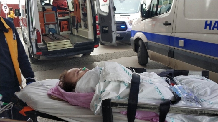 Pencereden Düşen İkizlerden Biri Ağır Yaralanırken, Diğerini İse Direğe Tırmanan Kurye Kurtardı