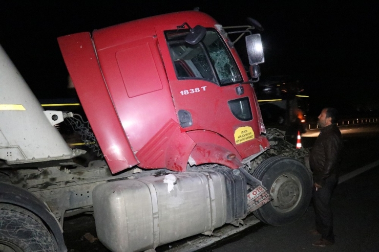 Tem’de, Tıra Arkadan Çarpan Tanker Hurdaya Döndü: 1 Yaralı