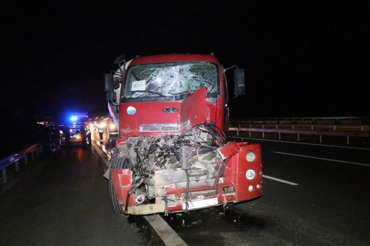 Tem’de, Tıra Arkadan Çarpan Tanker Hurdaya Döndü: 1 Yaralı