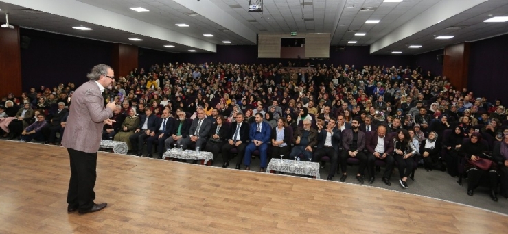 Canik’ten “Bilinçli Aile, Duyarlı Gençlik” Konferansı
