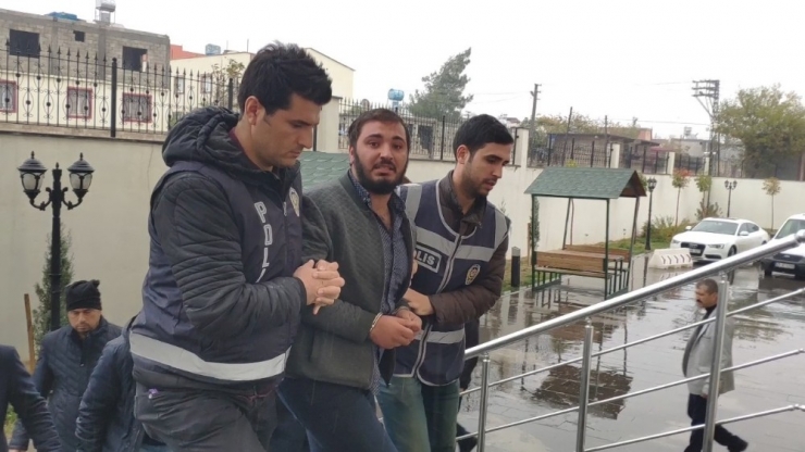 Araçta Silahla Oynayan İki Amca Oğlundan Biri Diğerini Vurdu