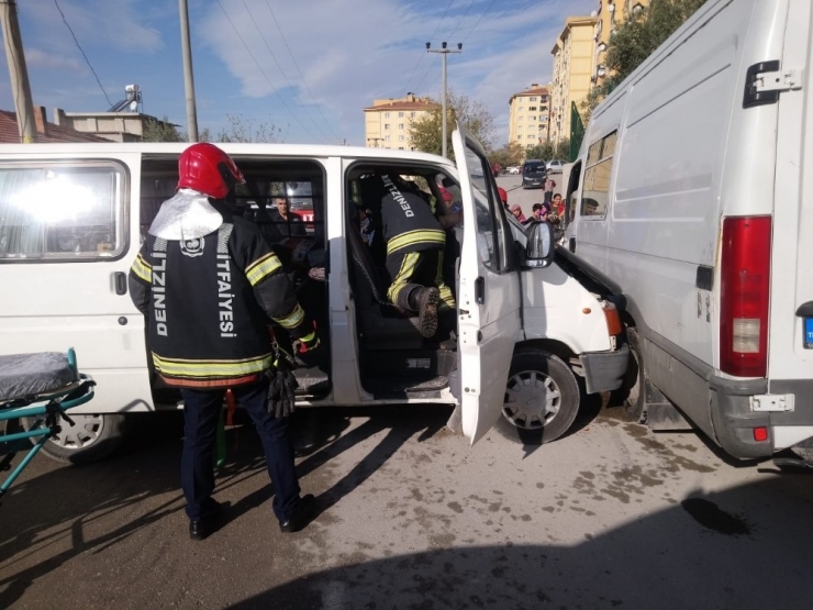 Minibüs Şoförü Sıkıştığı Yerden İtfaiye Ekiplerince Kurtarıldı