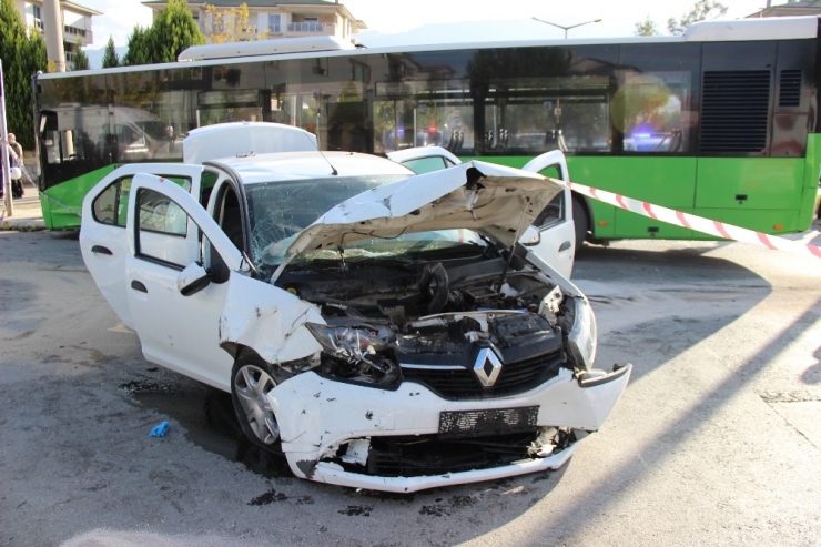 Otobüs İle Otomobilin Çarpıştığı Kazada 7 Kişi Yaralandı