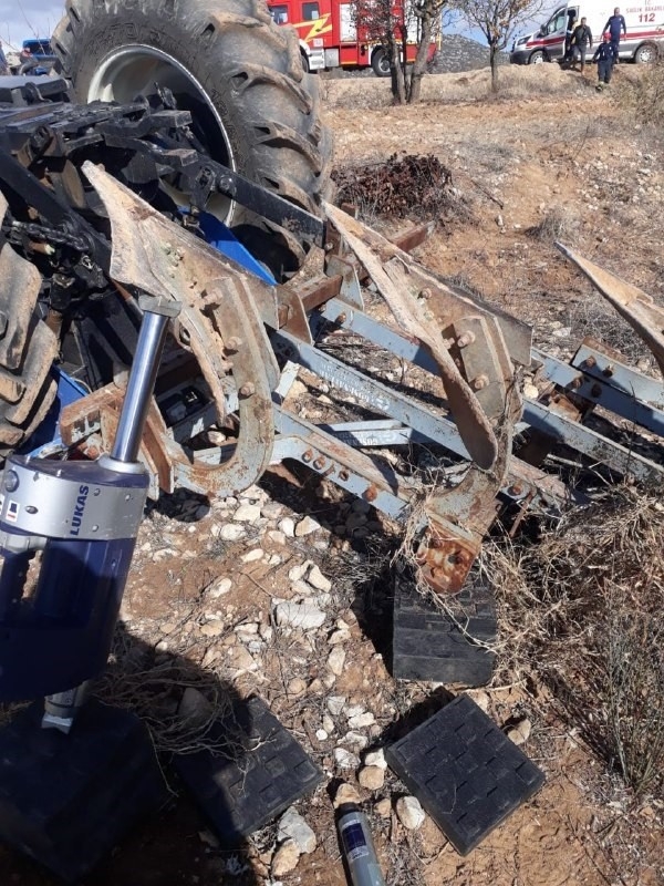 Çift Sürerken Devrilen Traktörün Altında Kaldı