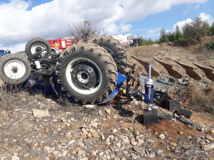 Çift Sürerken Devrilen Traktörün Altında Kaldı