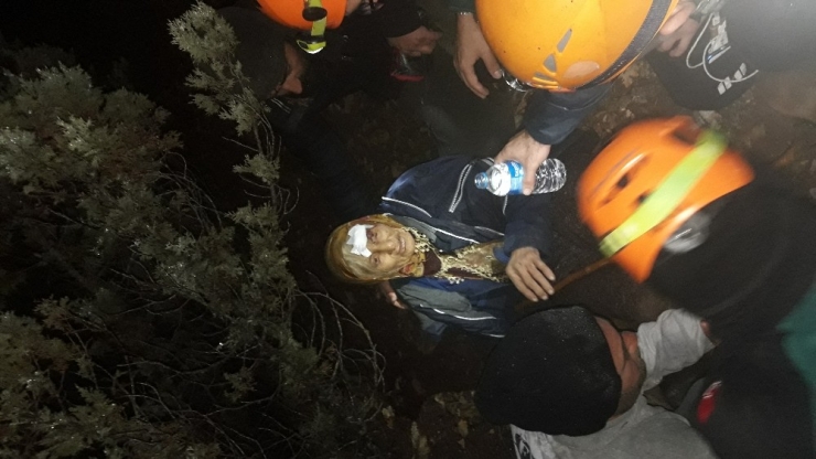 Kaybolan Yaşlı Kadını 30 Kişilik Arama, Kurtarma Ekibi Buldu
